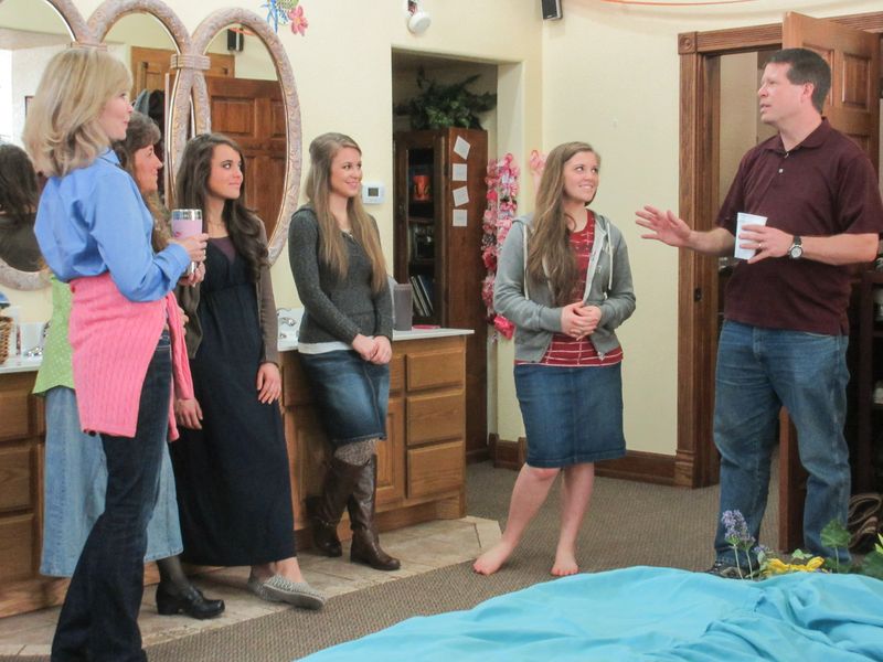 19 Kids and Counting: Family Dinner and Room Re-Do