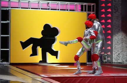 BODY-BENDING GAME SHOW “HOLE IN THE WALL”   JUMPS ONTO FOX THURSDAY, SEPTEMBER 11
