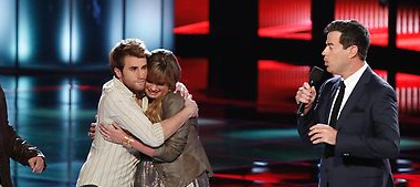 The Voice Season 4 Holly, Carson Daily, and The Swan Brothers